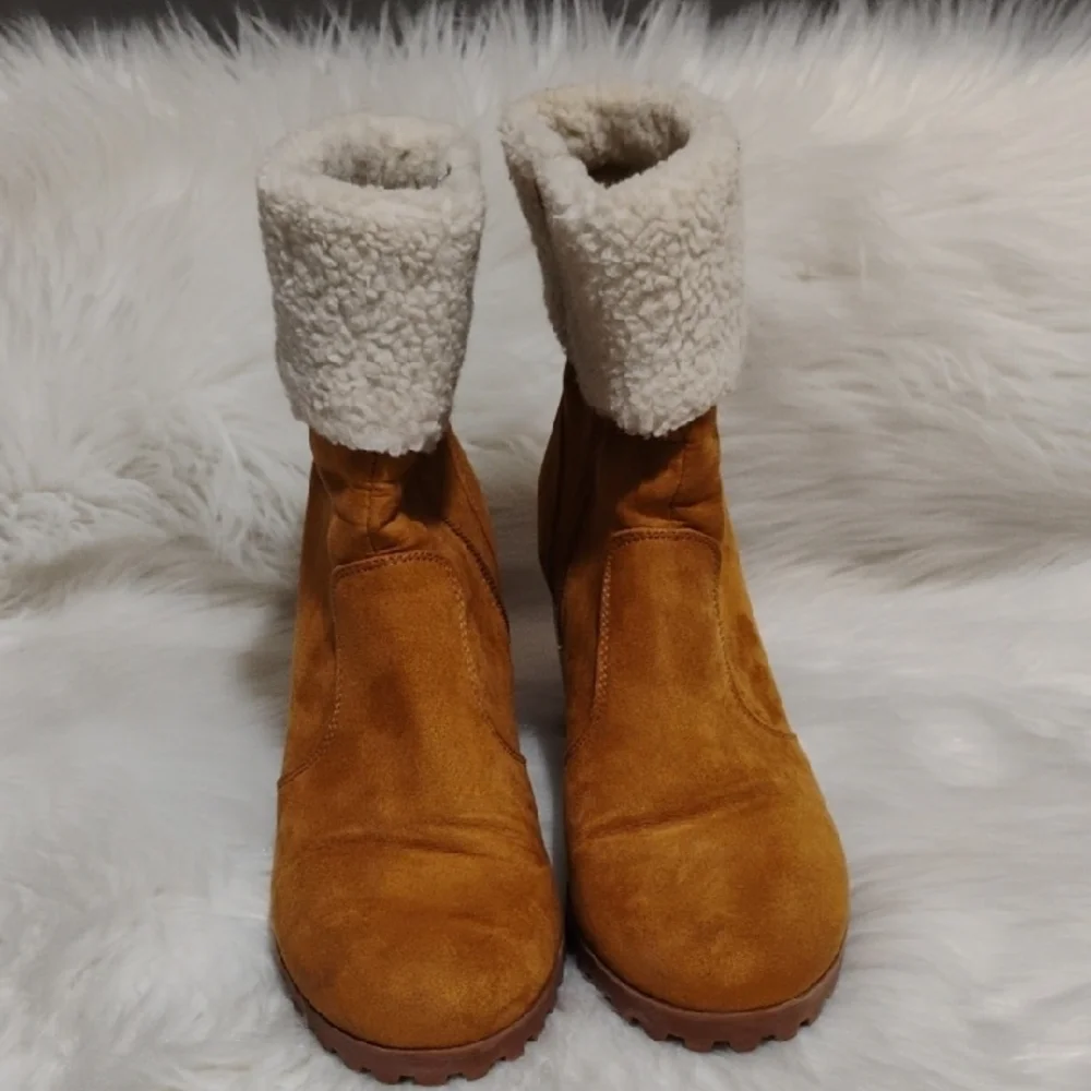 SALE! Crown & Ivy Sherpa Cream Cuff Lined Tan Heeled Boots Sz.7.5 Worn 1X (X2) - Picture 4 of 12